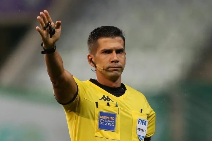 Bruno Arleu de Araújo, árbitro FIFA, apita o duelo entre Sport/PE e Ceará