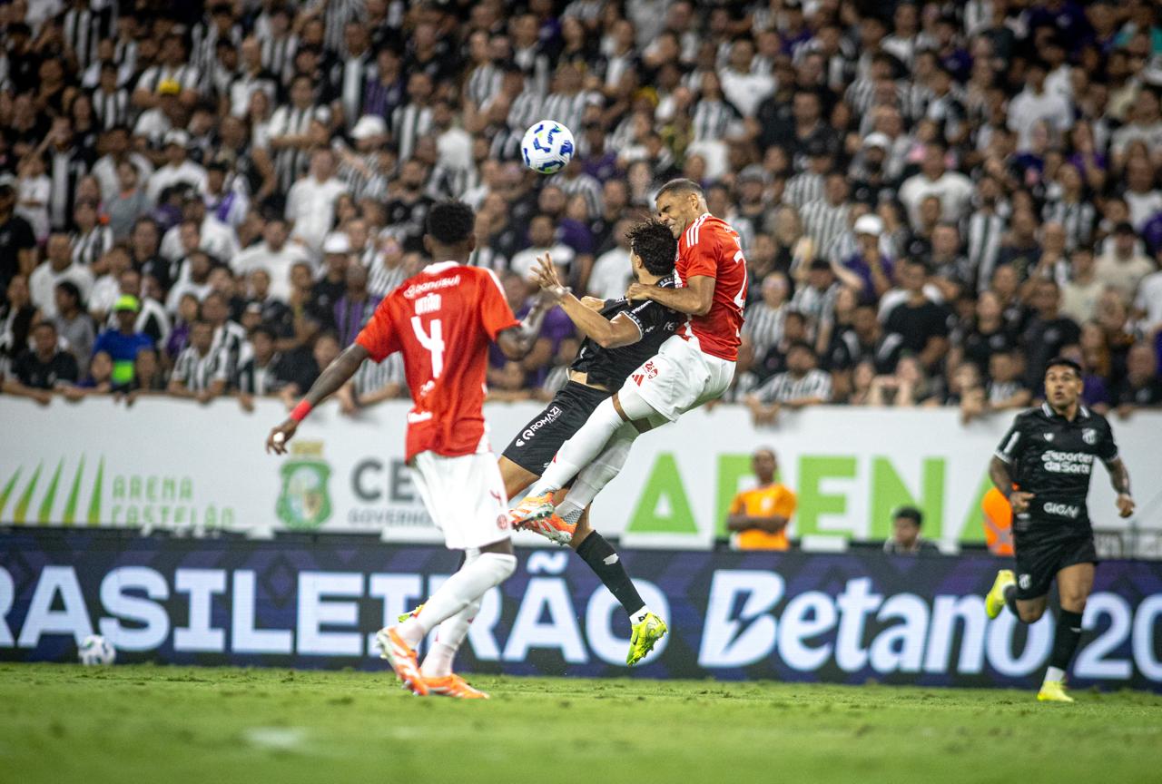 Camp. Brasileiro: Com 10 jogadores desde o começo do jogo, Ceará batalha, mas é superado pelo Internacional