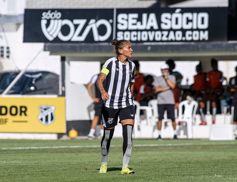 Fut. Feminino: Levando o amor pelo Ceará da arquibancada para o gramado, Juh Morais representa a Nação Alvinegra em campo