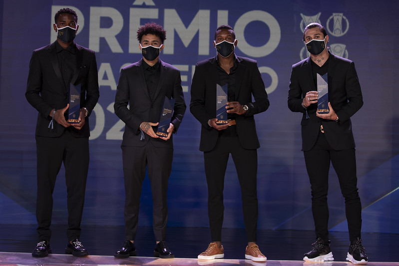 Premiação: Vina é eleito um dos melhores meias do Brasileirão e integra a Seleção do Campeonato