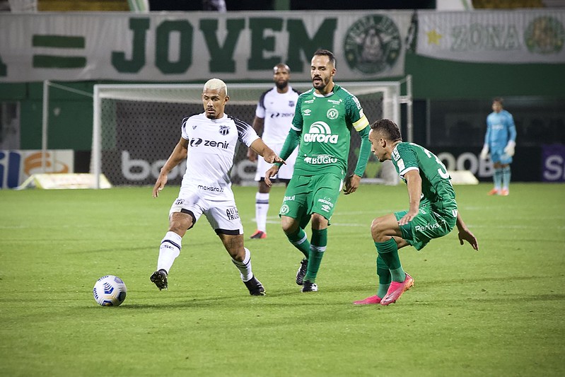 Fernando Sobral celebra marca de 100 jogos com a camisa do Time do Povo