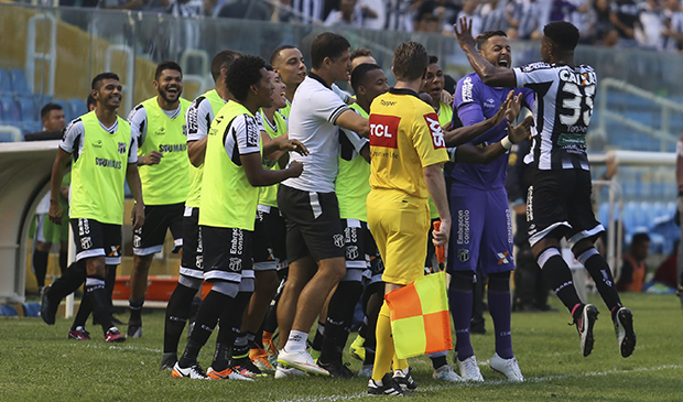Ceará domina totalmente a partida e goleia Oeste ainda no 1º tempo (3 x 0)