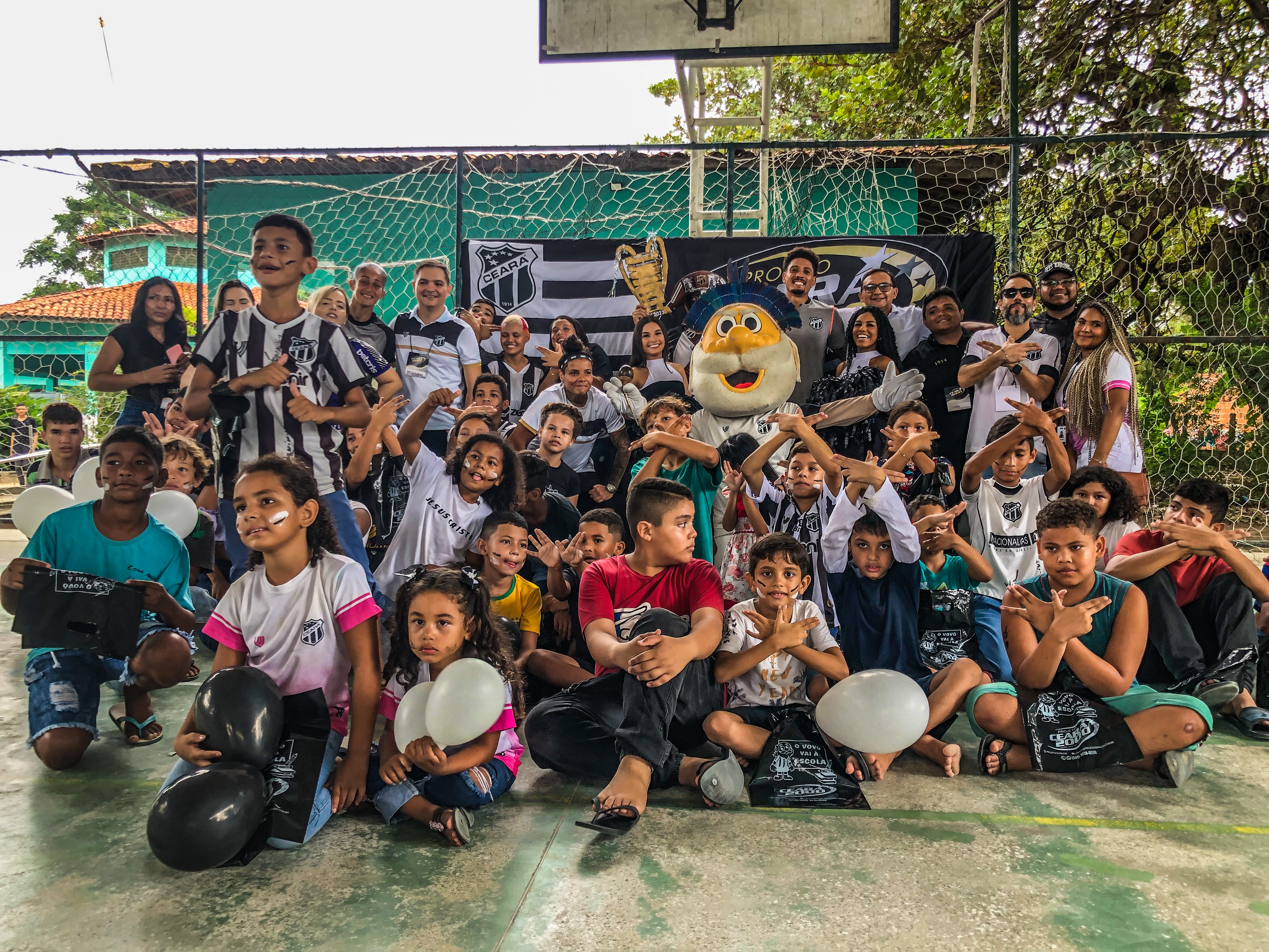 Com presença de atletas, "Vovô vai à escola" visitou instituição indígena na Caucaia