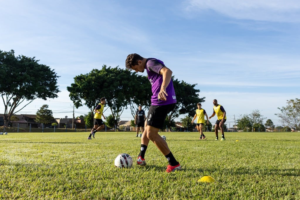 Ainda no Paraná, Ceará realiza o seu primeiro treino da semana e trabalha de olho em duelo com o Atlético/MG