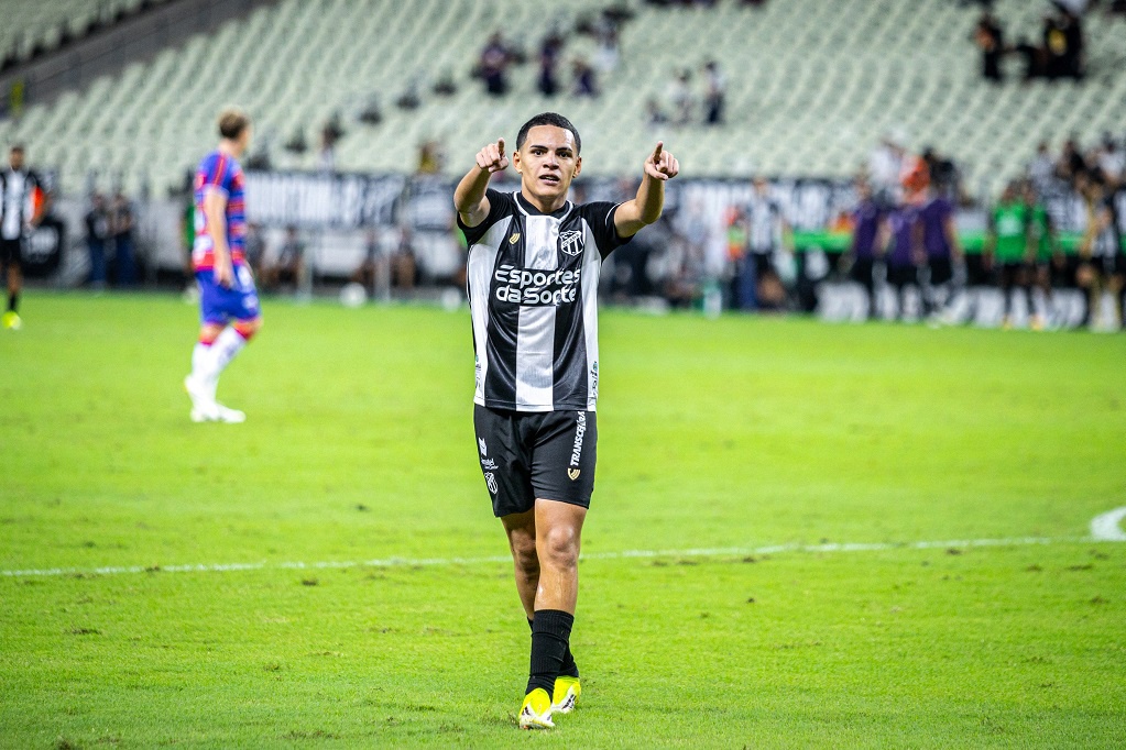 Eleito melhor em campo no Clássico-Rei, Melk celebra: “Momento incrível”