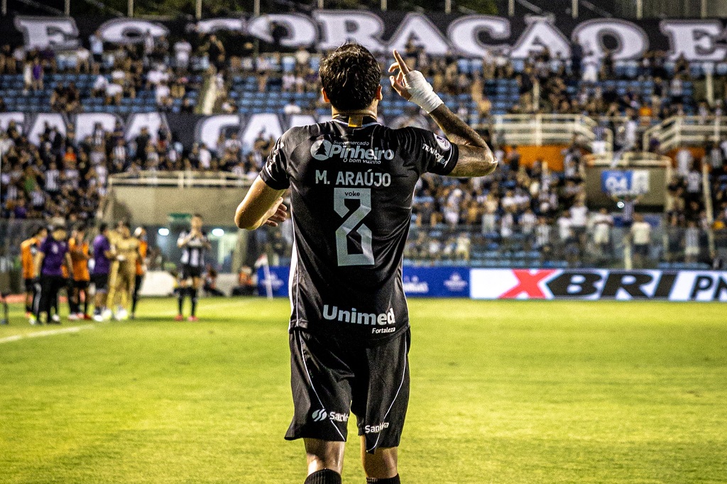 Matheus Araújo iguala Vina na artilharia do Cearense e valoriza Nação Alvinegra: "Agradeço à torcida pelo apoio"