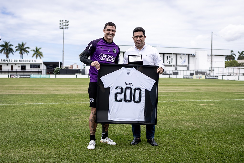 Com 200 jogos pelo Ceará, Vina é homenageado em Porangabuçu: “Motivo de muito orgulho”