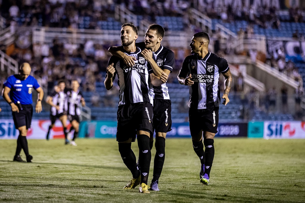 Destaque na goleada diante do Jacuipense, Júlio César agradece: “Sensação incrível”