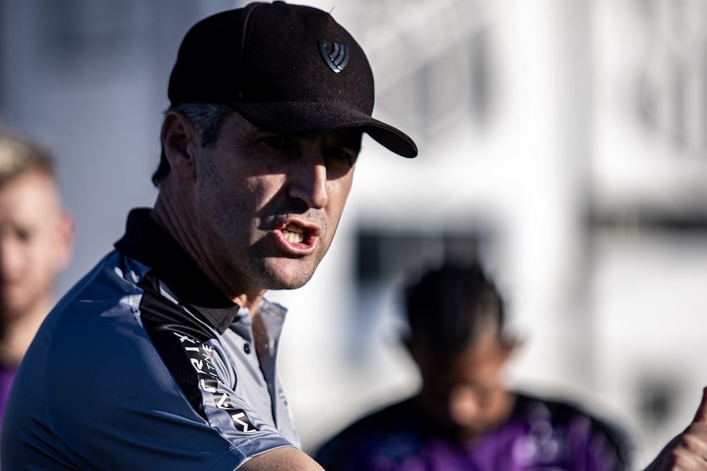 No CT de Porangabuçu, Léo Condé orienta mais um treino técnico