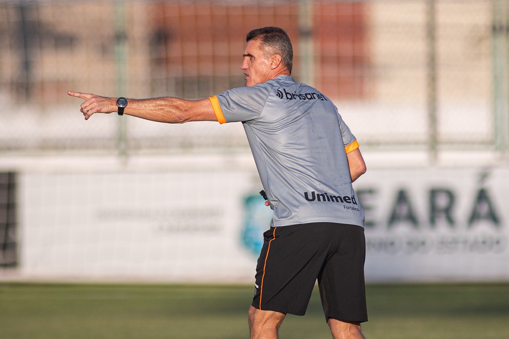 Vagner Mancini orienta treino coletivo de olho no Atlético/GO