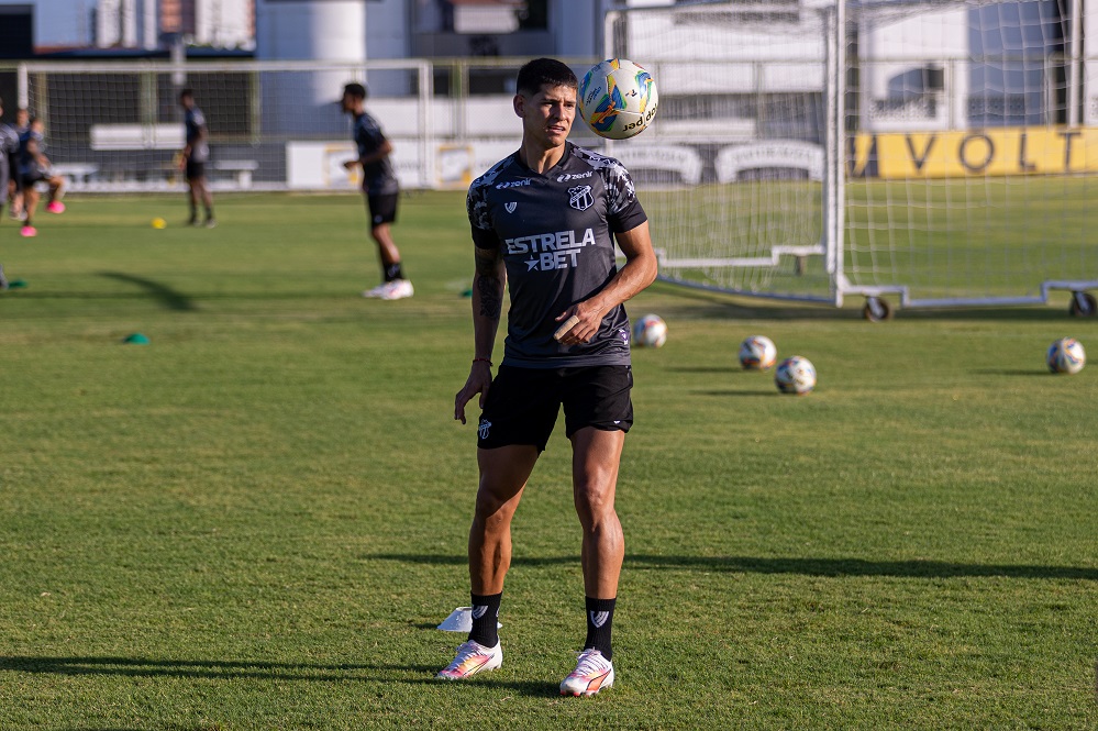 Antes de embarque para Recife, Ceará faz treino apronto em Porangabuçu