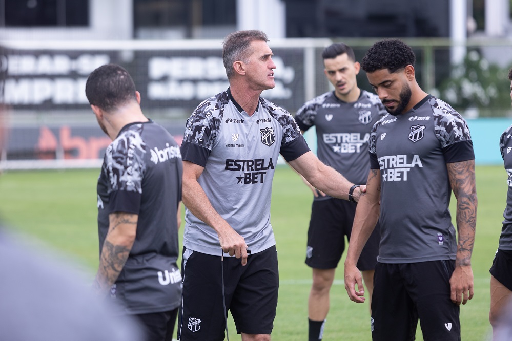 Em reapresentação, Vagner Mancini promove treino tático