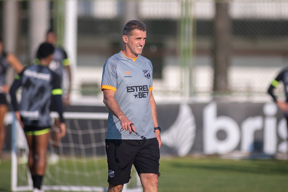 Em Porangabuçu, Técnico Vagner Mancini comanda treino coletivo no penúltimo treino da semana
