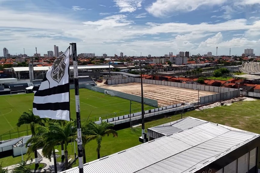 Na pausa nos jogos, Ceará promove melhorias no gramado e dá continuidade à obra de expansão do campo de CAP