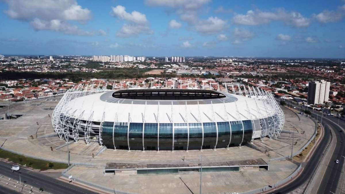 Maior palco do futebol cearense, Castelão chega aos 50 anos e coleciona momentos em preto e branco