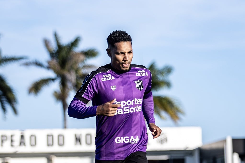 Fernandinho conclui a fase de transição e volta a treinar com o elenco alvinegro em CAP