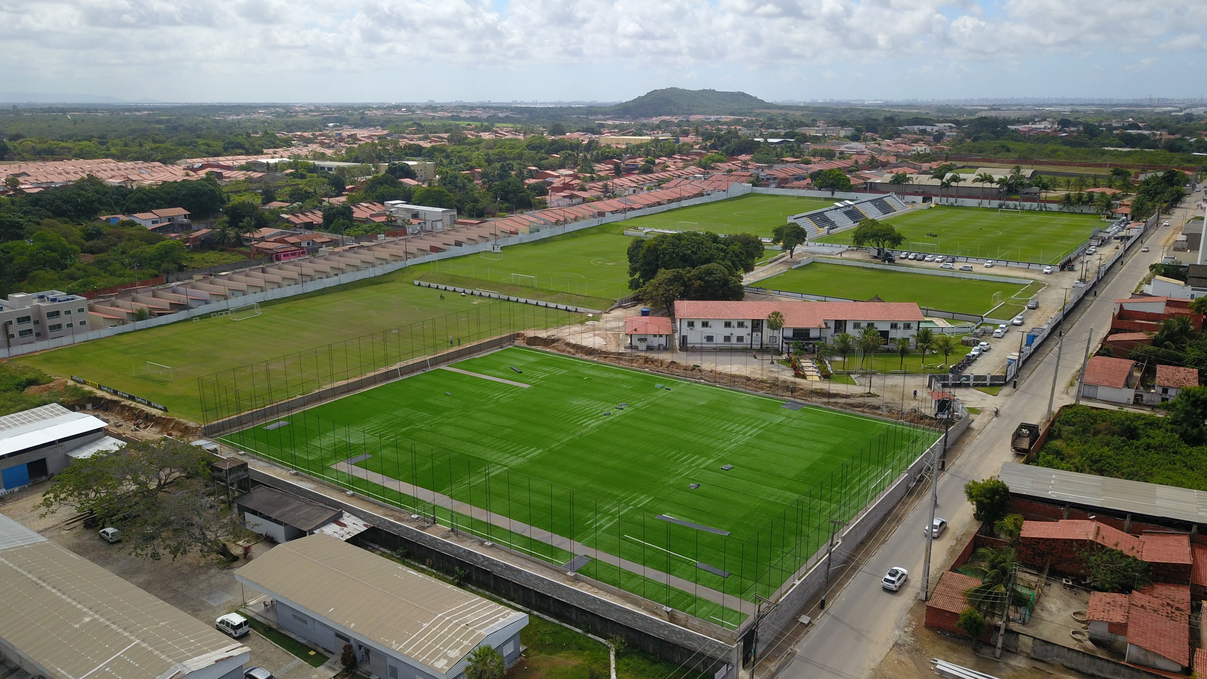 Gramado sintético na Cidade Vozão tem 90% das obras concluídas