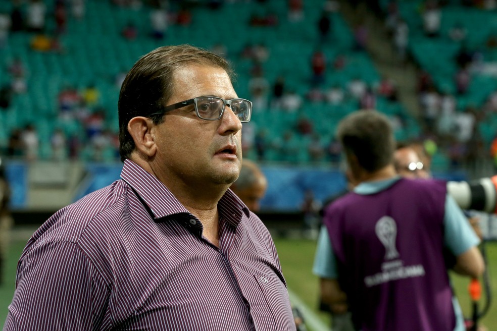 Após autorização da FIFA, Guto Ferreira vê como positiva mudança de 3 para 5 substituições por partida
