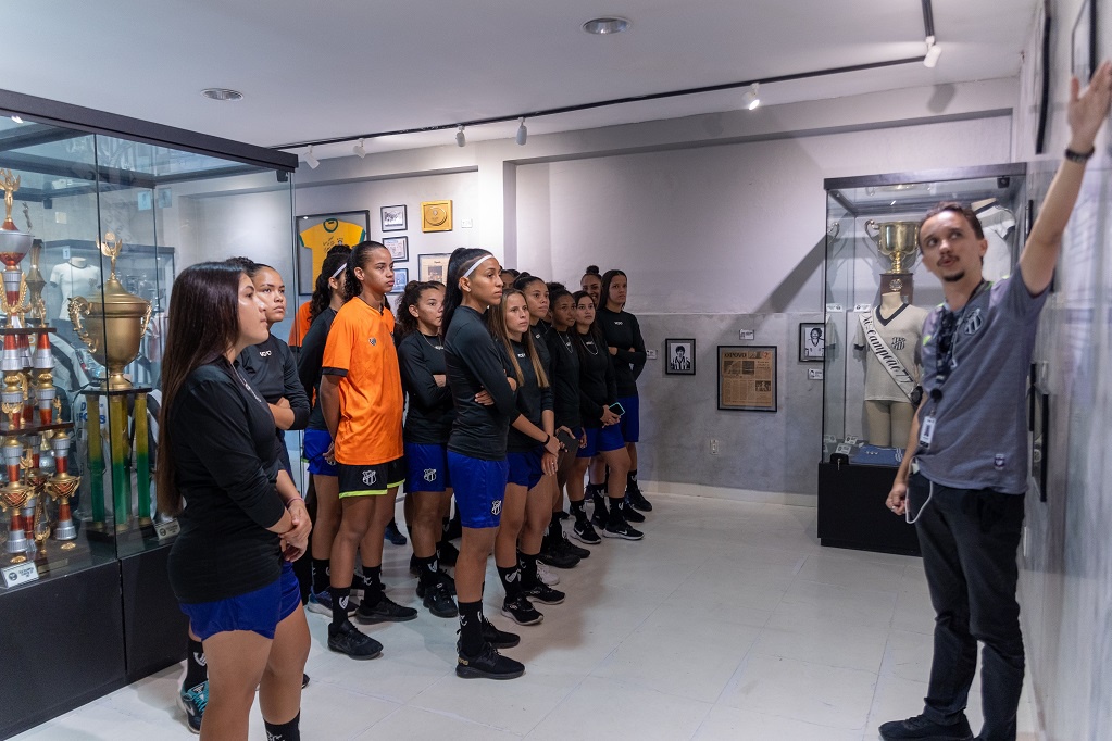 Meninas do Vozão participam de tour pelo Centro Cultural e conhecem mais da história alvinegra