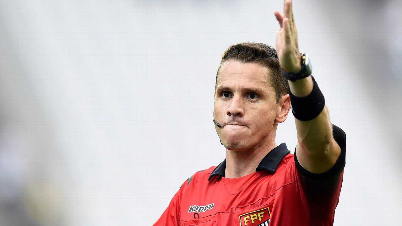 Camp. Brasileiro: Árbitro Douglas Marques das Flores apita a partida entre Ceará e Avaí