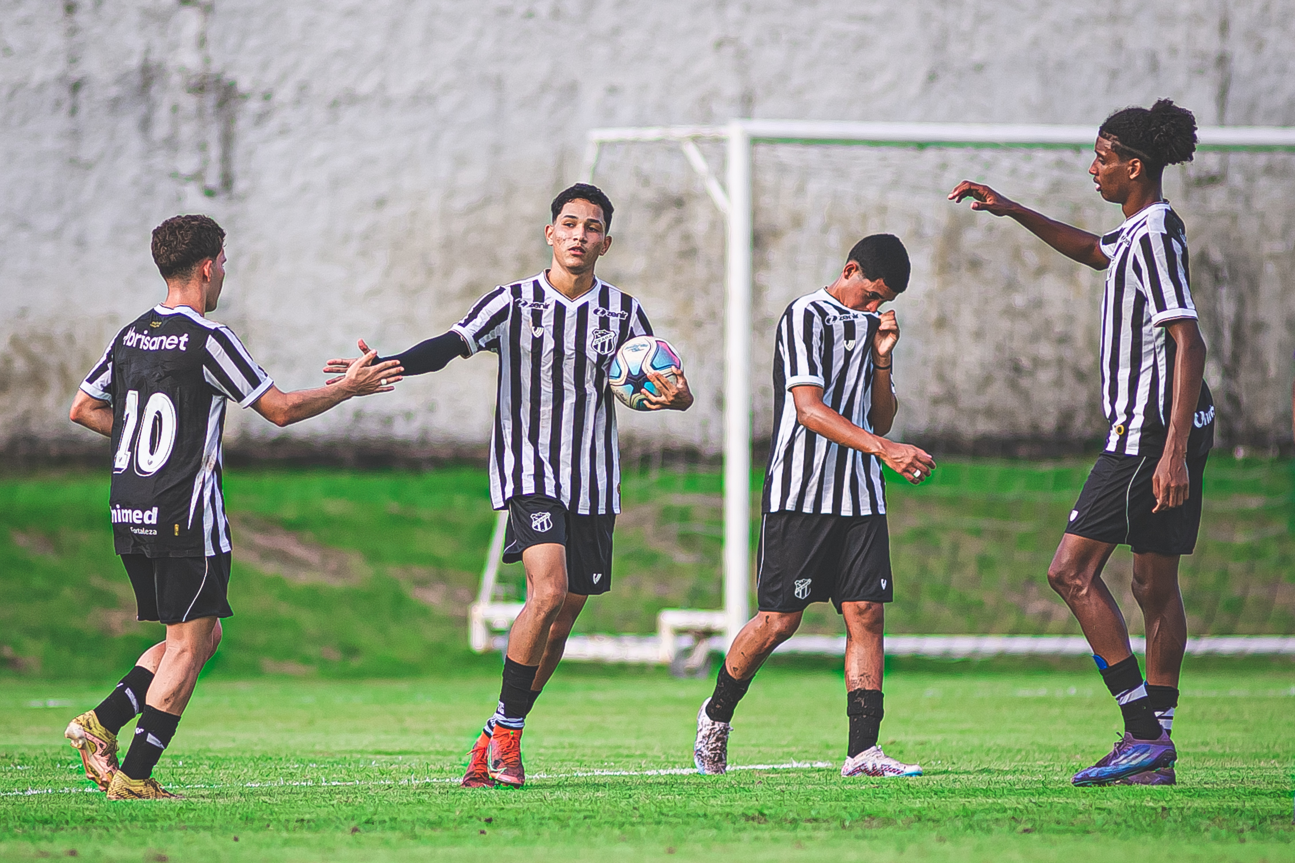 Duas partidas movimentaram as categorias de base do Mais Querido nesta quinta-feira