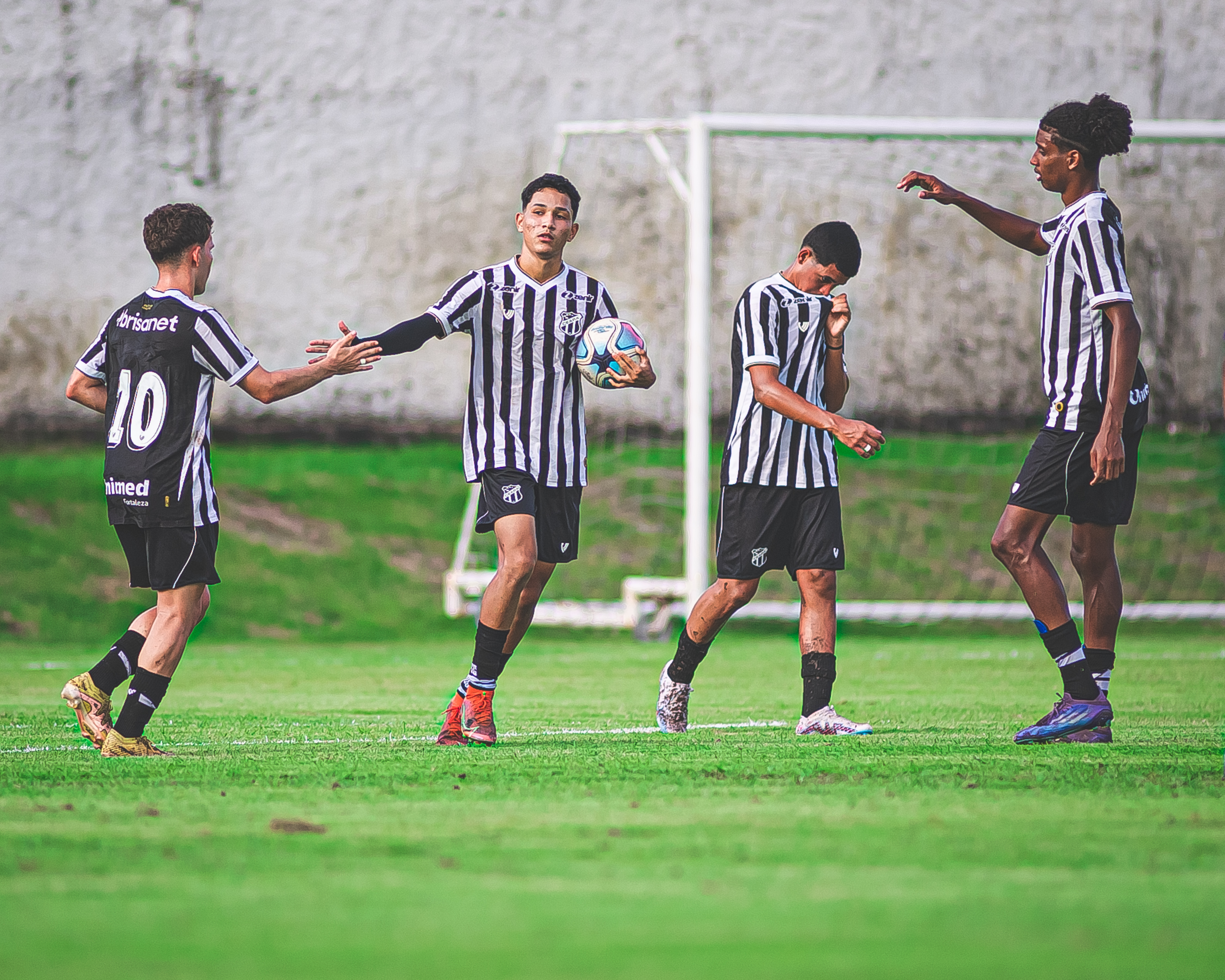 Duas partidas movimentaram as categorias de base do Mais Querido nesta quinta-feira