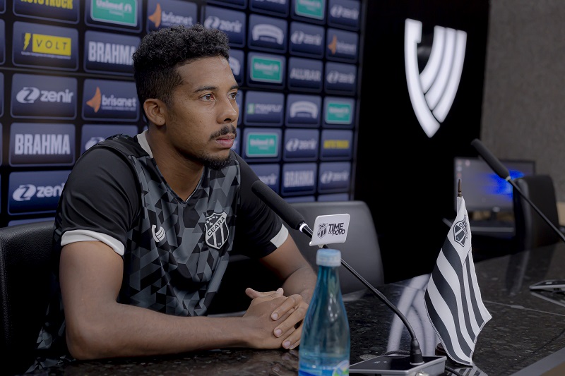 Volante Oliveira reforça pensamento na partida contra o Wilstermann: “Temos que encarar o desafio e voltar com a classificação"