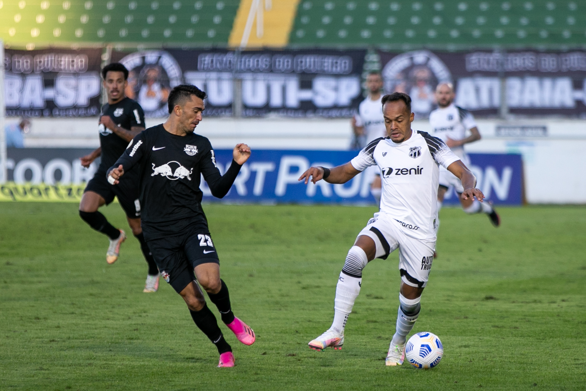 Contra o líder Bragantino, Ceará pontua fora de casa em empate sem gols