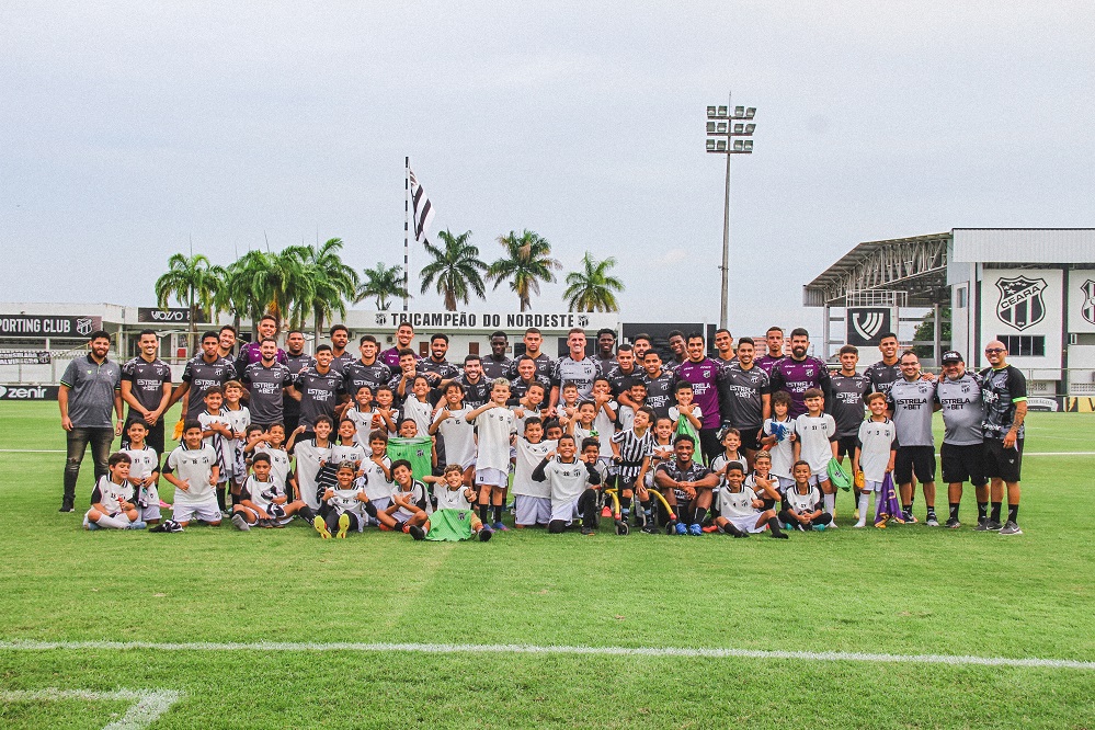 Antes do segundo treino da semana, elenco alvinegro recebeu a visita de alunos das categorias de iniciação do Vozão