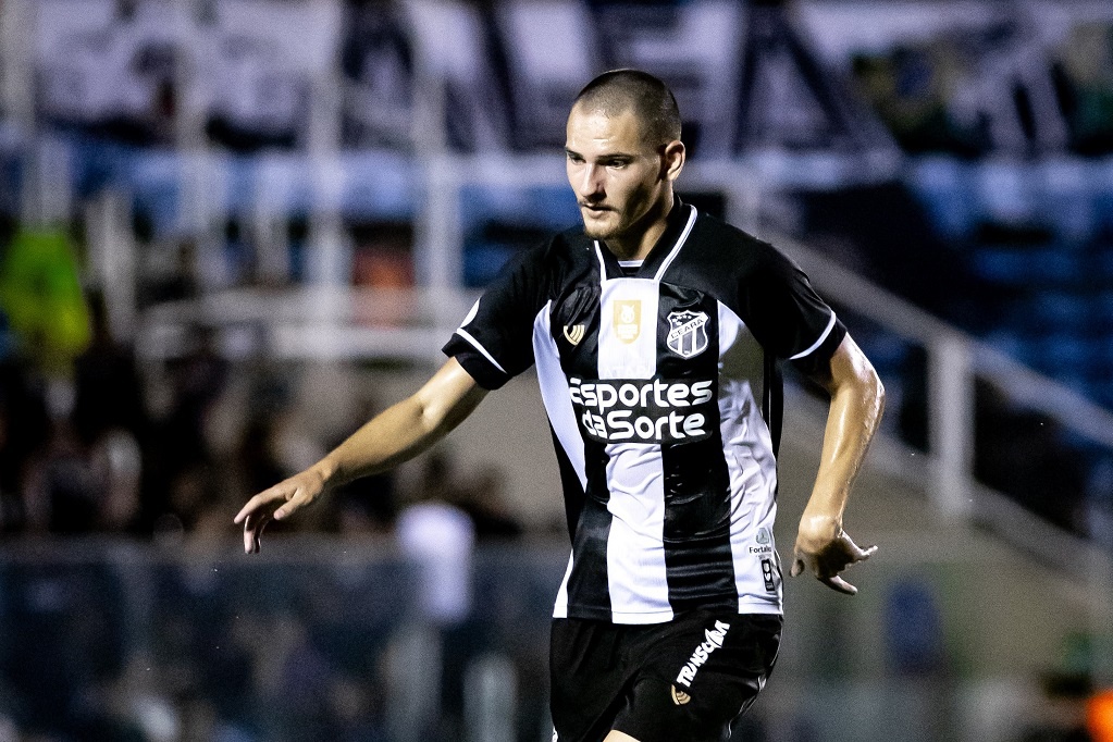 Elogiado por Mozart, cria da base João Gabriel surge como opção para o meio-campo do Ceará