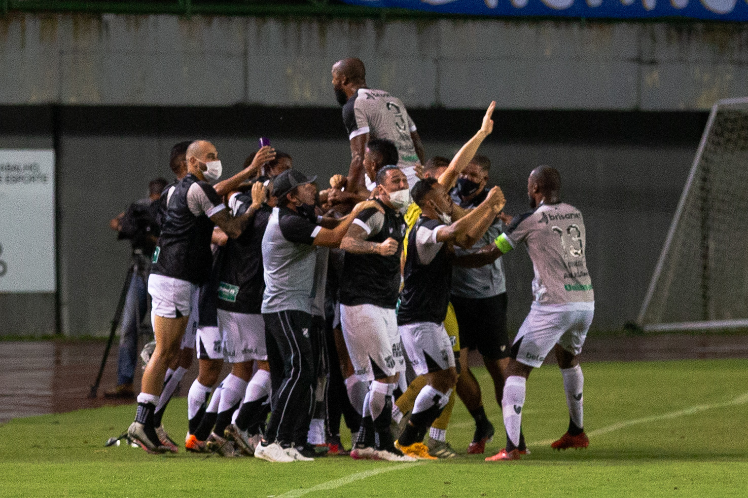 De falta, Jael marca aos 47 minutos e Ceará vence o Bahia no primeiro jogo da decisão do Nordestão
