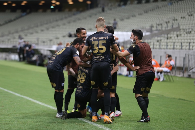 Com um a menos desde o início da segunda etapa, Ceará vence o Corinthians e sobe na tabela