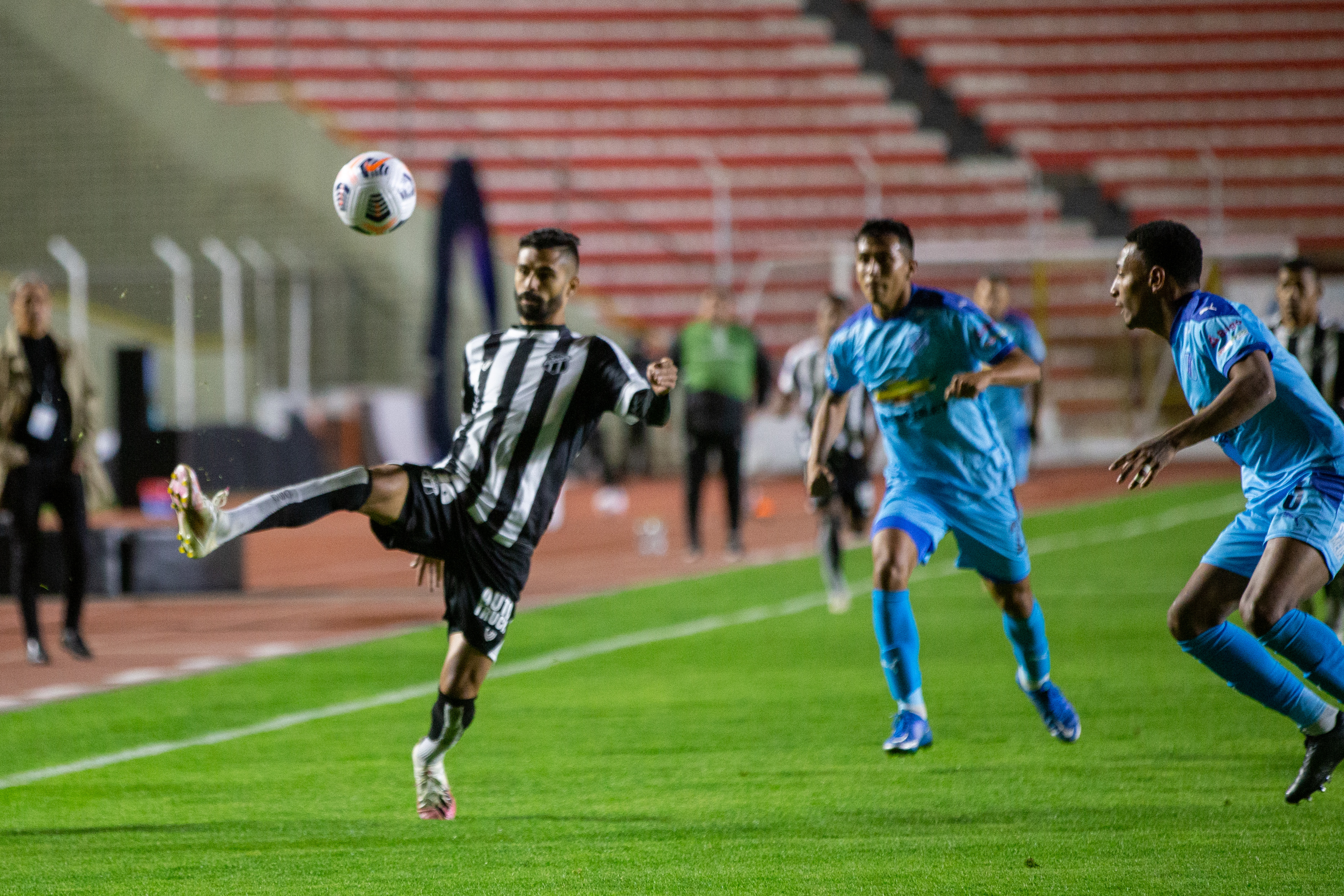 Ceará joga bem em La Paz e arranca ponto importante em empate contra o Bolívar