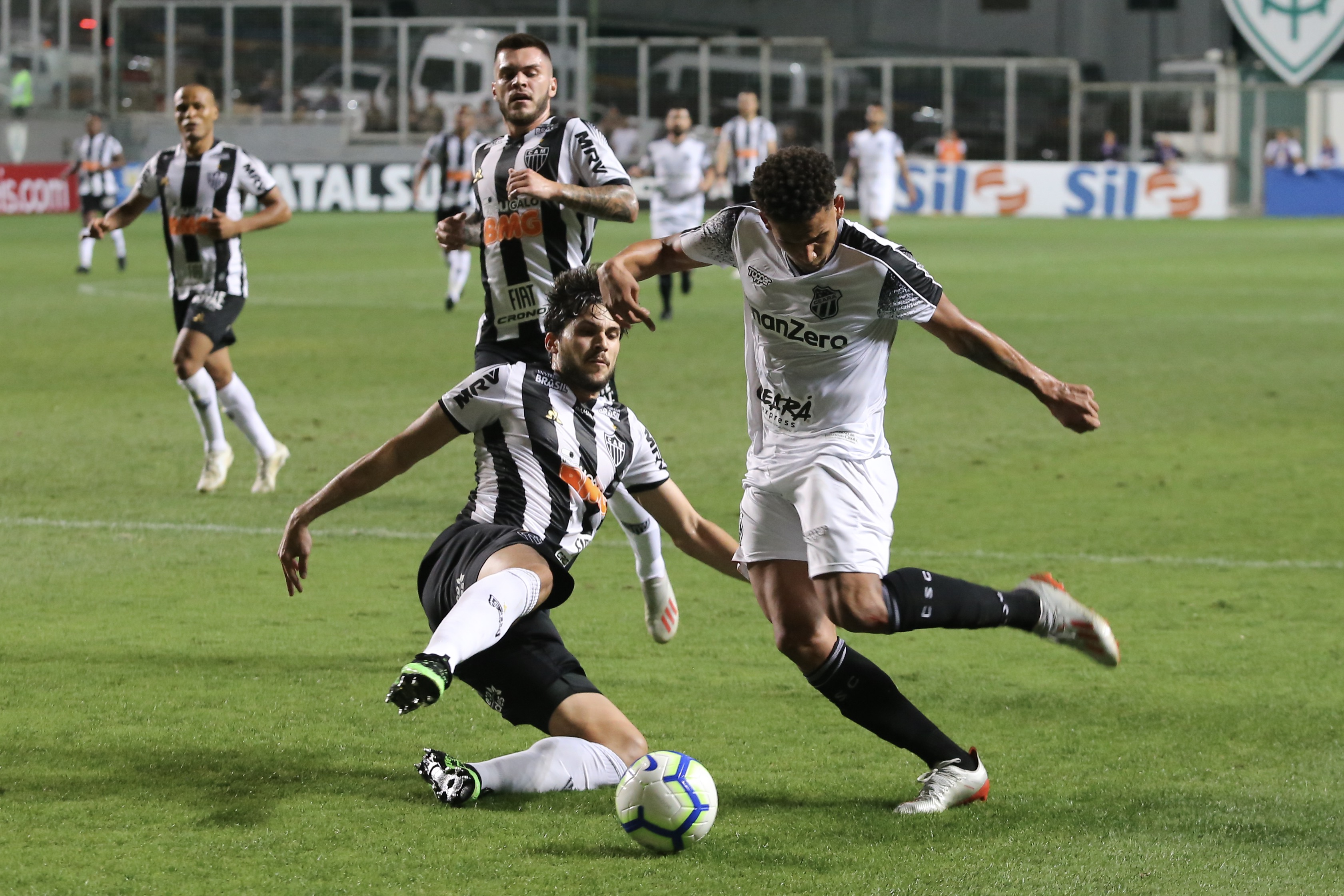 No Independência, Ceará sai na frente, mas leva virada do Atlético/MG