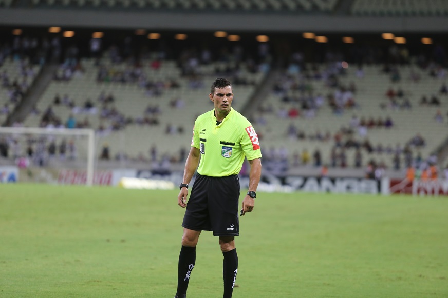 Marielson Alves Silva apita o jogo entre Ceará e CSA