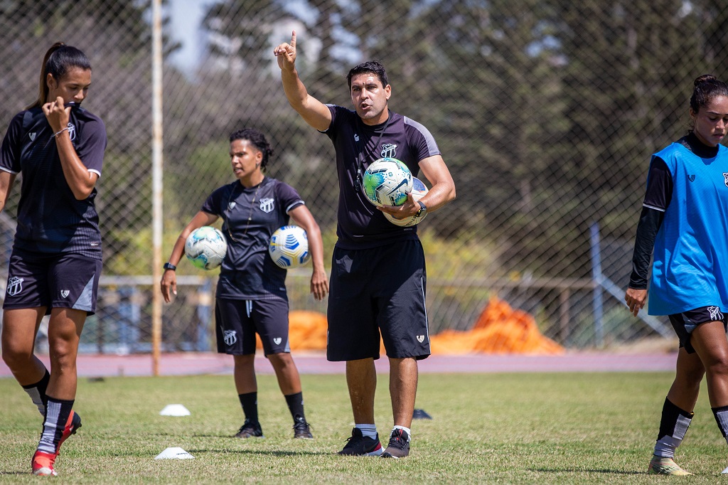 Fut. Feminino: Com história vitoriosa no confronto, Erivelton Viana busca vitória em seu primeiro Clássico-Rei como treinador