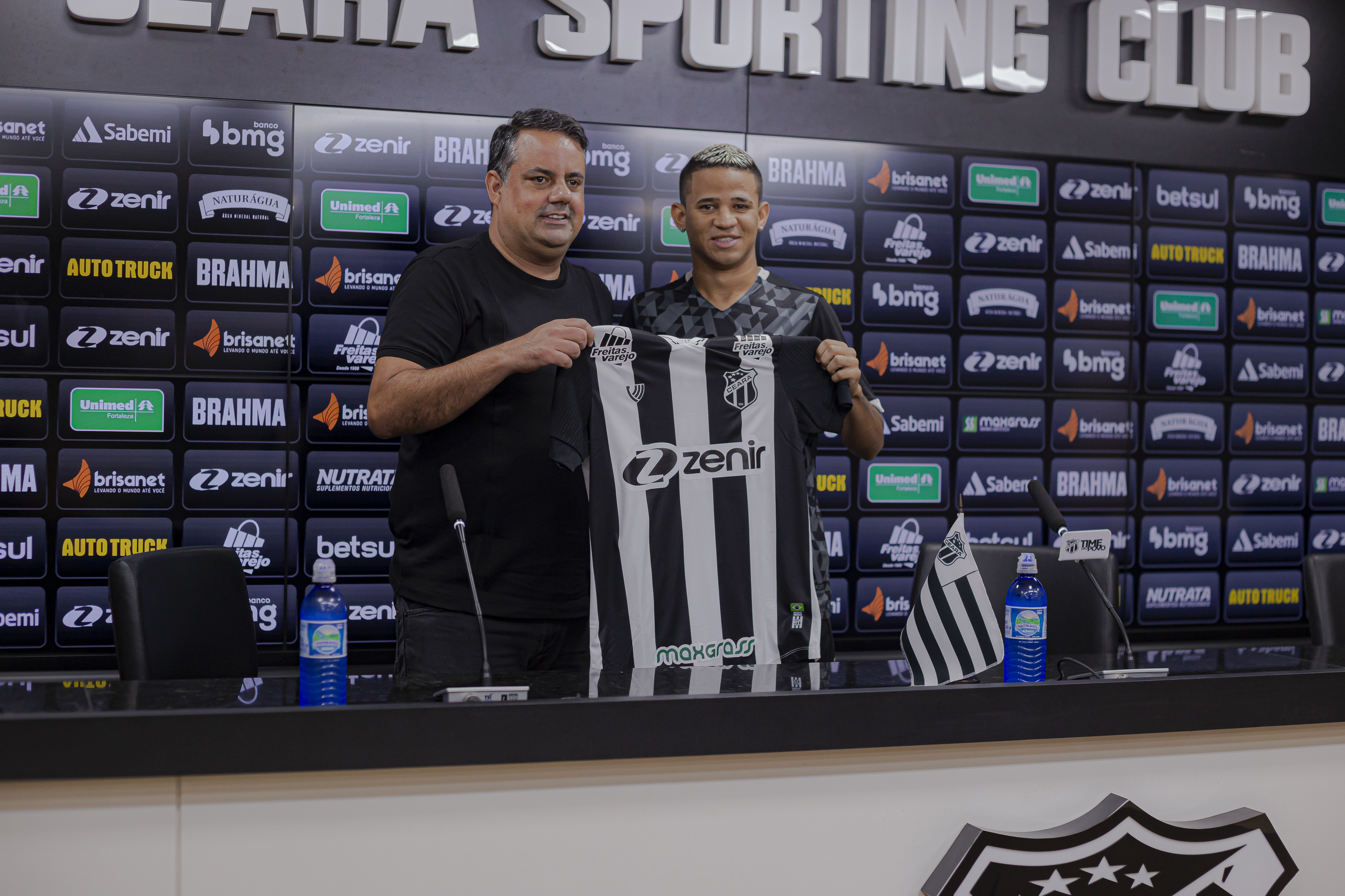 Atacante Erick é apresentado em Porangabuçu