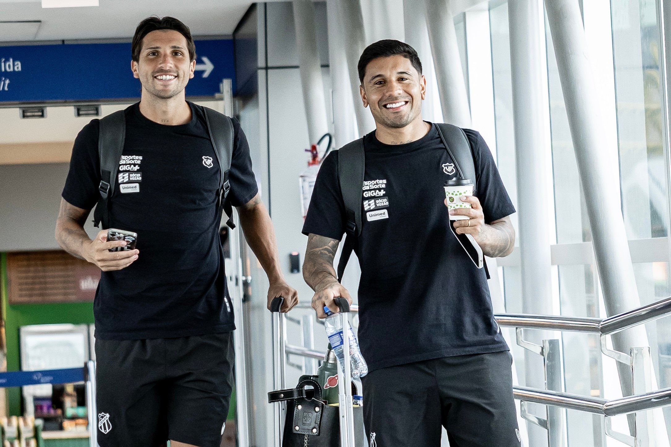 Elenco alvinegro desembarca em São Paulo para confronto com o Corinthians