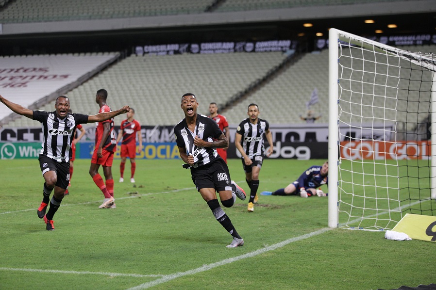 Com gol de Wendson, Ceará vence o Athletico Paranaense na Arena Castelão
