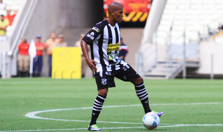 Expulso no jogo de ida, João Marcos não encara o Sport