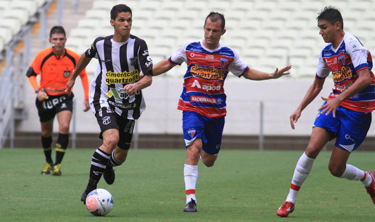 Bill sai do banco, marca dois gols e Vozão vence o Clássico-Rei de virada