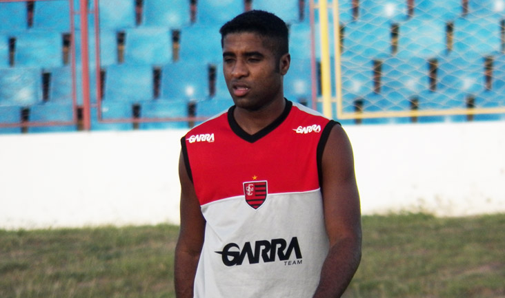 Volante Marcos Vinícius acertou com o Mais Querido