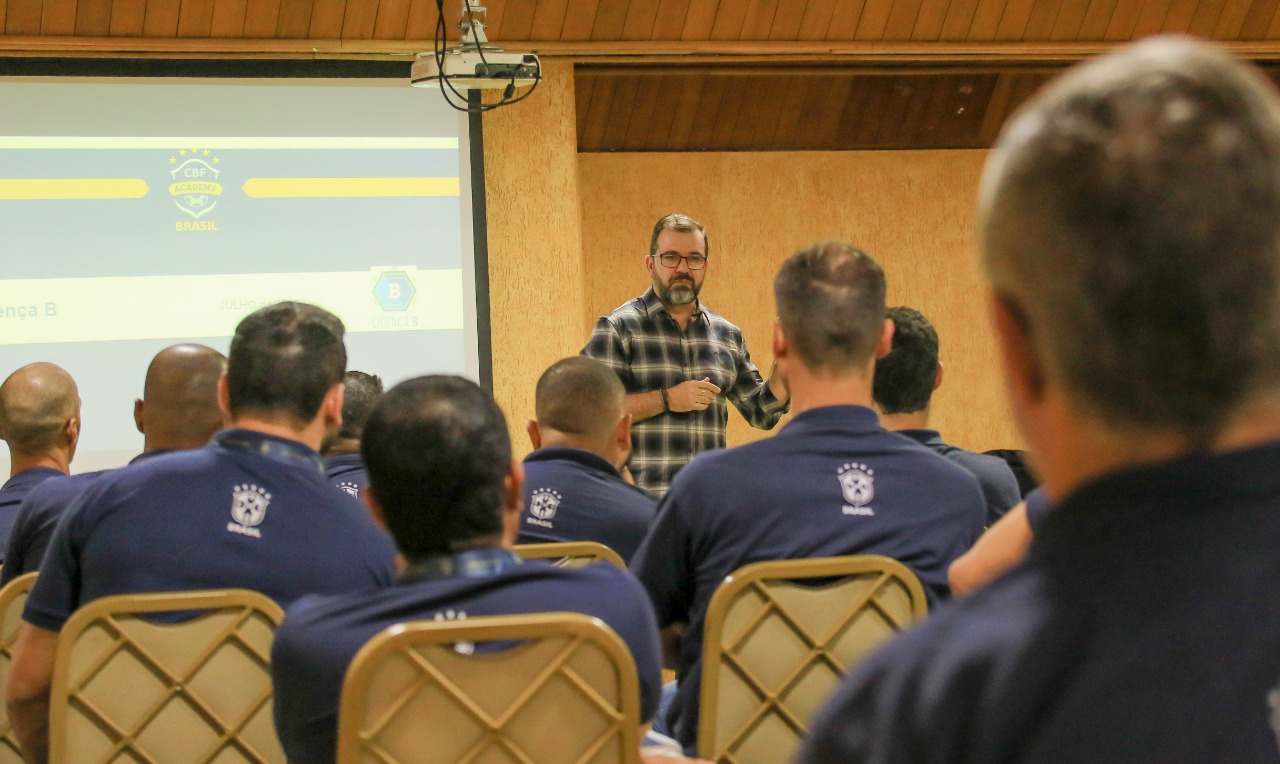 Enderson Moreira ministra palestra em curso da CBF Academy