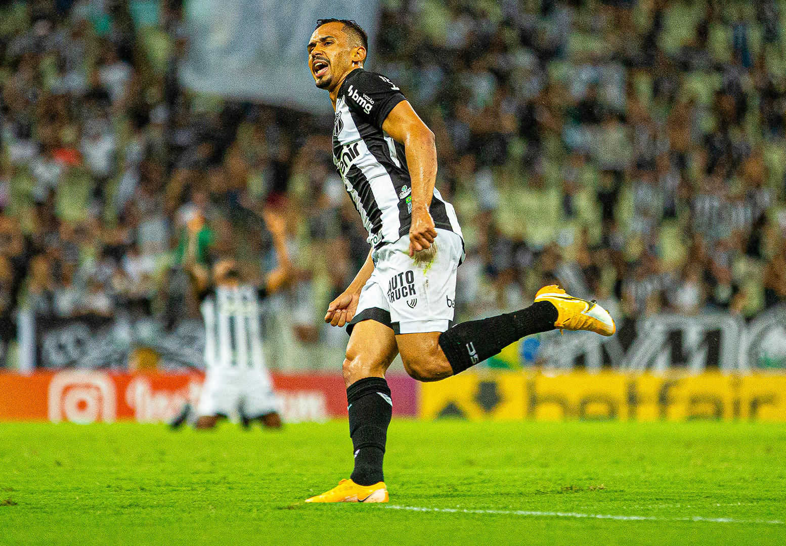 Série A: Ceará domina durante os noventa minutos e goleia o rival no Clássico-Rei