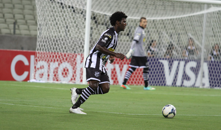 Em grande fase, Sandro renova contrato com o Vozão