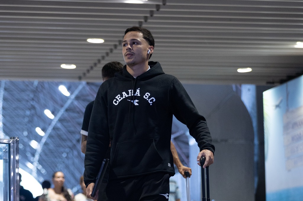Dois dias antes do duelo, Ceará viaja para o Paraná com foco no confronto com o Operário/PR