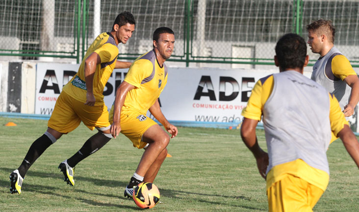 Técnico Ricardinho comandou um treino tático no Vovozão