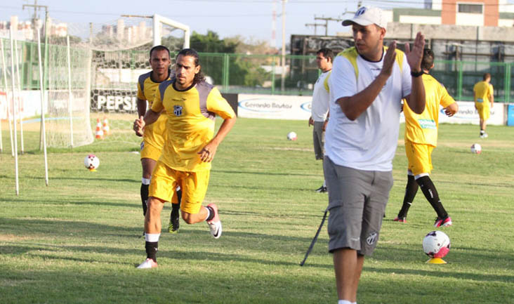 Ricardinho comanda mais um treino com o elenco do Vovô