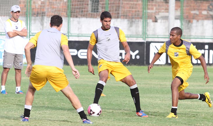 Ricardinho comanda treino físico/técnico com o elenco