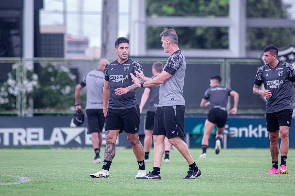 Em Porangabuçu, Vagner Mancini orienta treino de bolas paradas